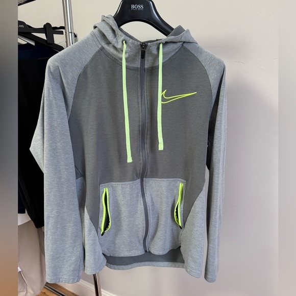 Nike Man’s Jacket in Size Large - Picture 1 of 12